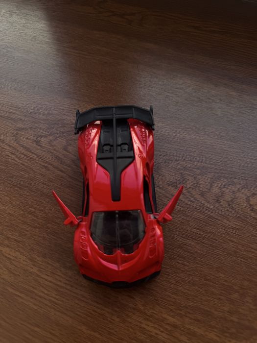 Красная машина марка Бугатти