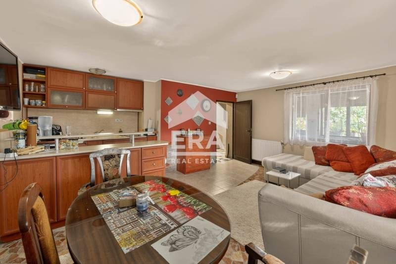 Триетажна, ексклузивна, напълно обзаведена къща за продажба, с простор