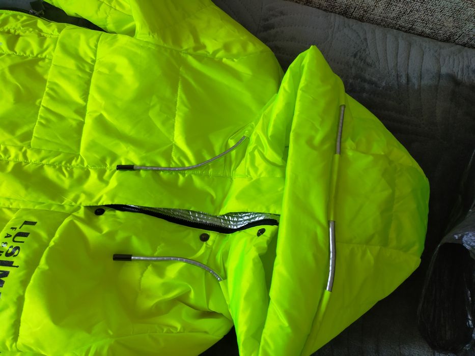 Продам куртку весна на девочку