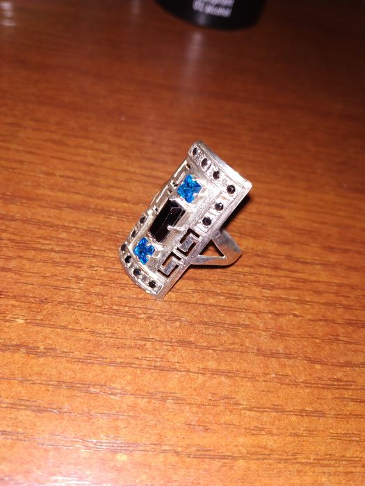 Кулон из серебра с янтарём и брошь мельхиоровая с янтарём, серебряные