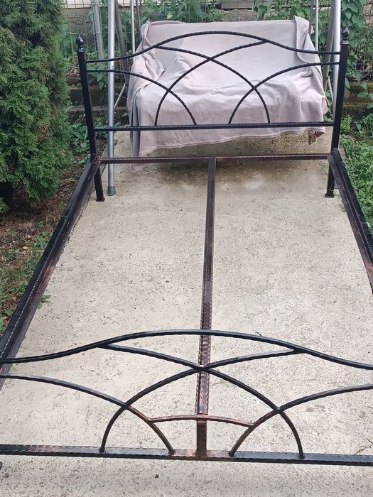 Vând cadru pat matrimonial fier forjat