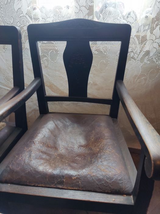 Стара маса със столове