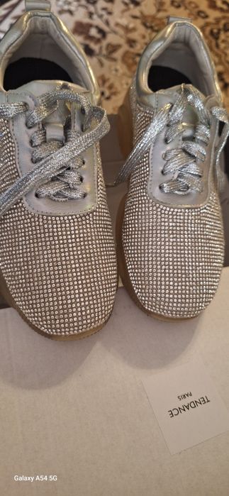 Кроссовки в стразах