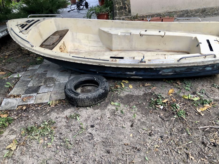 Barcă din fibră de sticlă – 4.30 metri, ideală pentru pescuit agrement