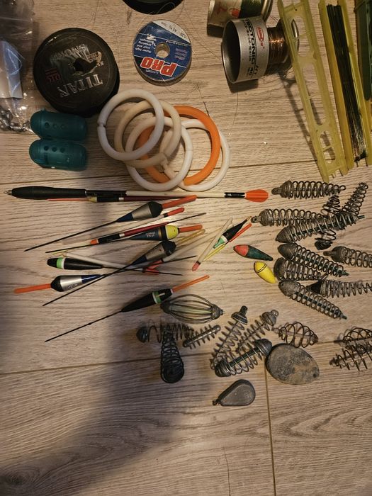 Lot accesorii pescuit – plute, momitoare, arcuri, plumbi și alte accesorii