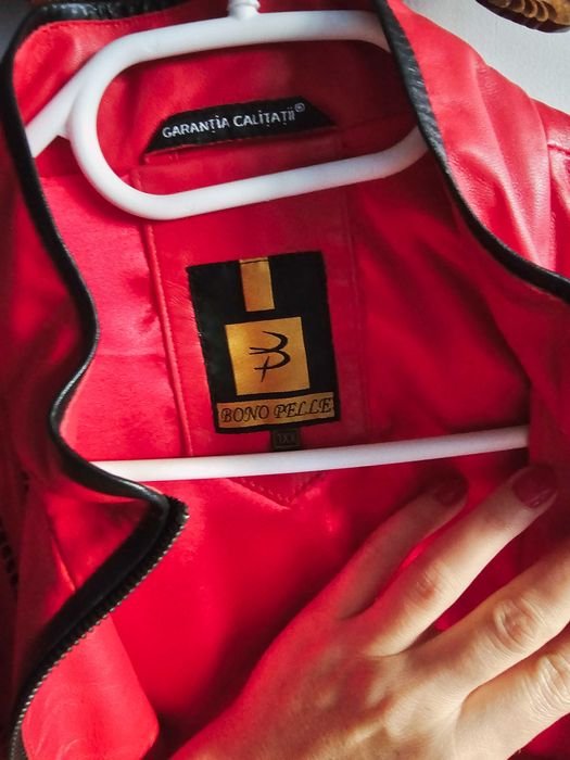 Червено кожено яке