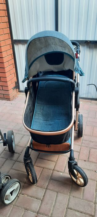 Продам коляску район Парк Кировва