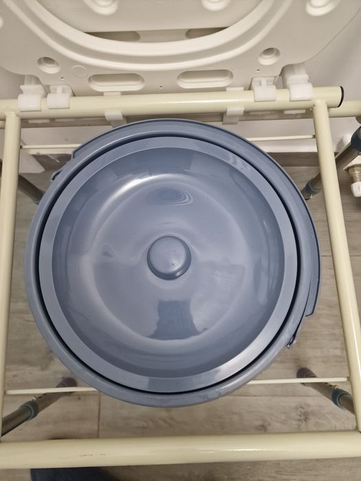 Scaun de toaleta pliabil, inaltime ajustabila, design antiderapant