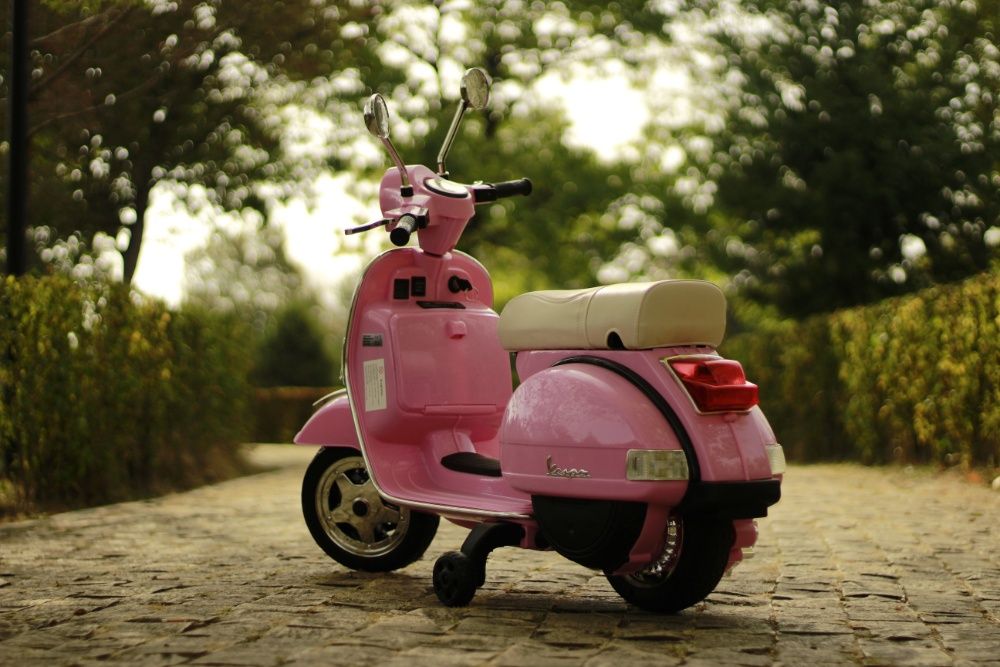 Scuter electric pentru copii Piaggio Vespa Roller 50W 12V 7Ah #Pink