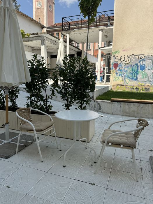 Ръчно изработени бели бохо столове от естествени материали