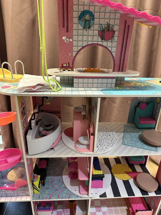Vand casa din lemn LOL Surprise,cu accesorii si papusi,4 etaje,noua