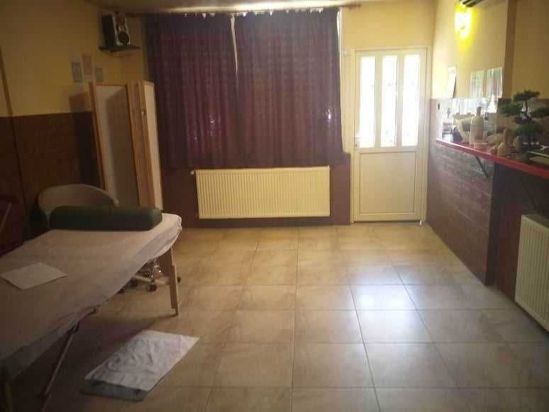 Vând spațiu comercial