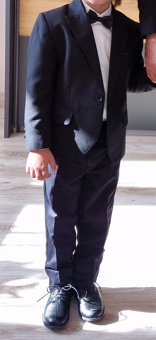 Официален костюм