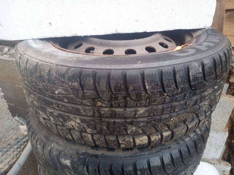 Vând cauciucuri de iarna
