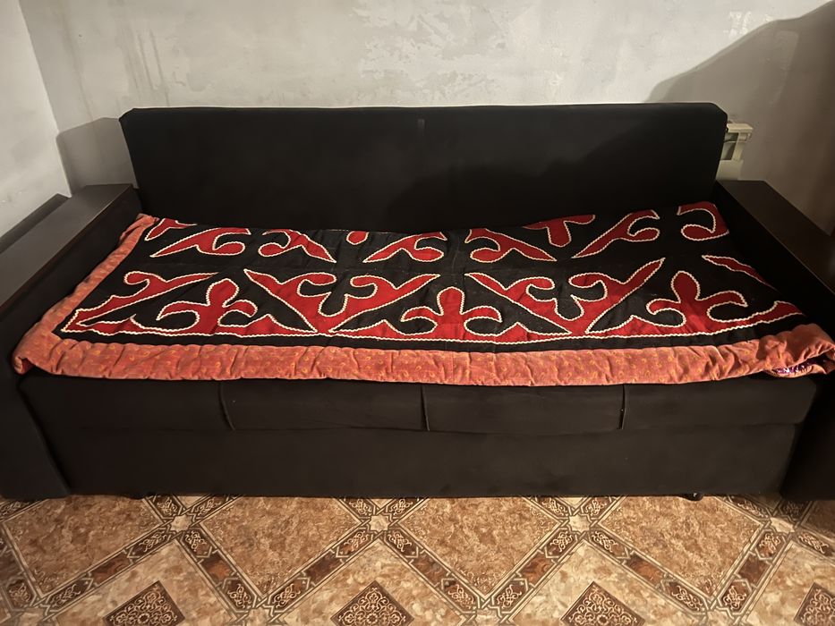 Диван в черном цвете
