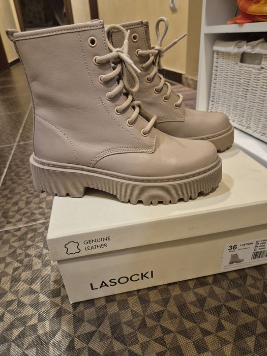 Бежови боти Lasocki