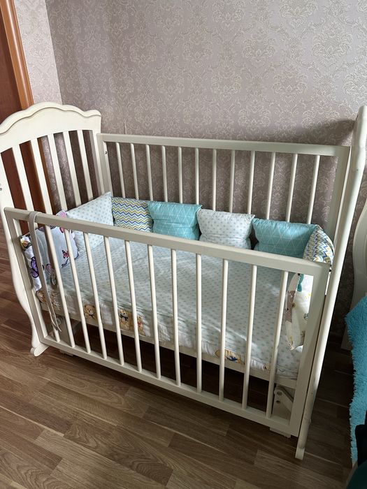 Манеж из дерева с матрасом