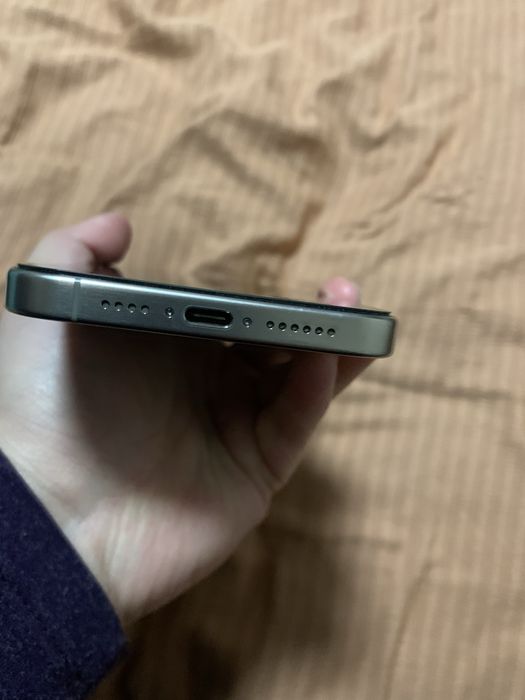 Iphone 15 pro max esim  xolati idial karobga dakment hammas bor 700$