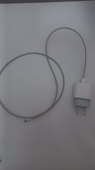 Продам на айфон зарядку.