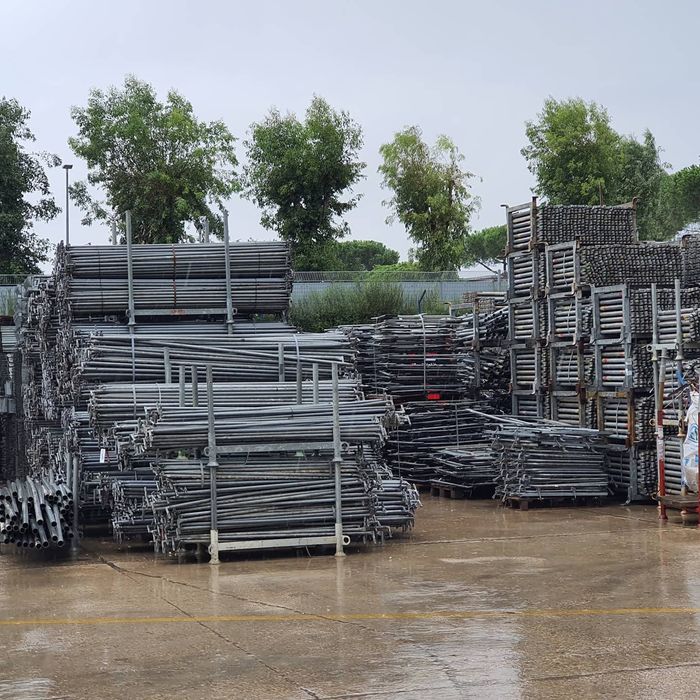 Рамково фасадно скеле на склад и мобилна ограда