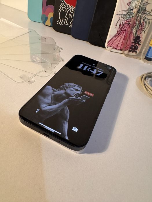 Iphone 13 256gb Midnight black (тъмносин) с 9 калъфа и 4 протектора