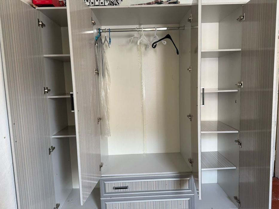 Кассовый стол ,кухонный гарнитур, шкаф