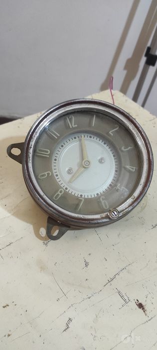 салонные часы от ретро-автомобиля ГАЗ-21 «Волга» (2-й / 3-й серии).
