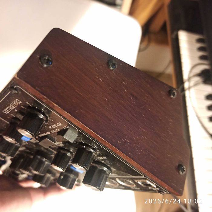 Behringer model D