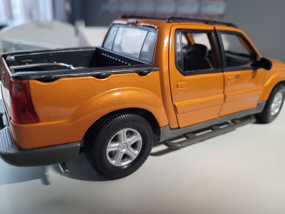 Ford Explorer Sport Trac Orange Maisto модел 1/18 

Отваря