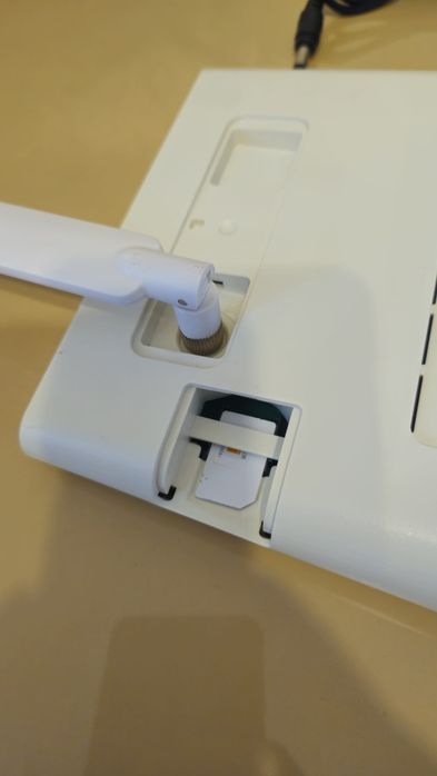 Router wireless cu slot SIM Huawei B311, 4G / LTE - White