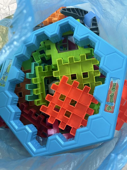 Продам детский конструктор ,игрушки