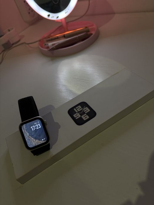 Apple Watch SE (Gen 2) 40mm Starlight