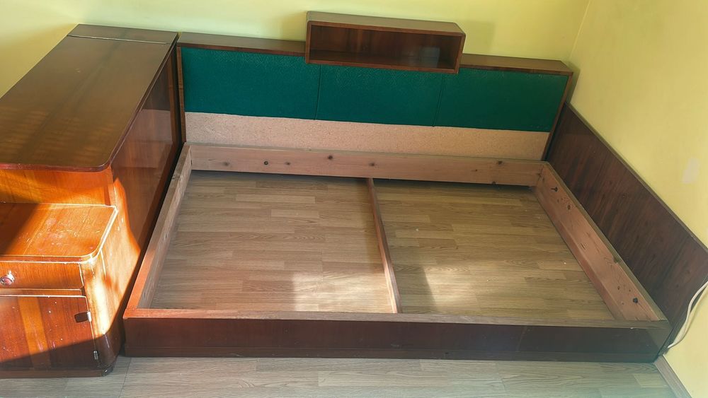 Pat vintage din lemn masiv și spațiu de depozitare