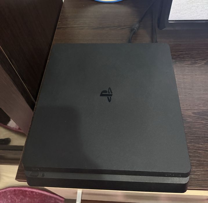 PS4 Slim, în stare perfectă de funcționare