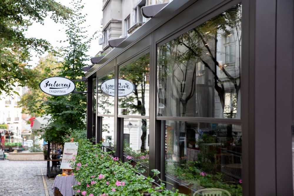 Închideri Terase cu Sticla Verticală / Ghilotină Premium.