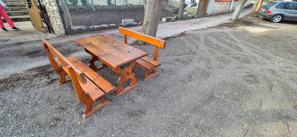 Дървени маси и пейки