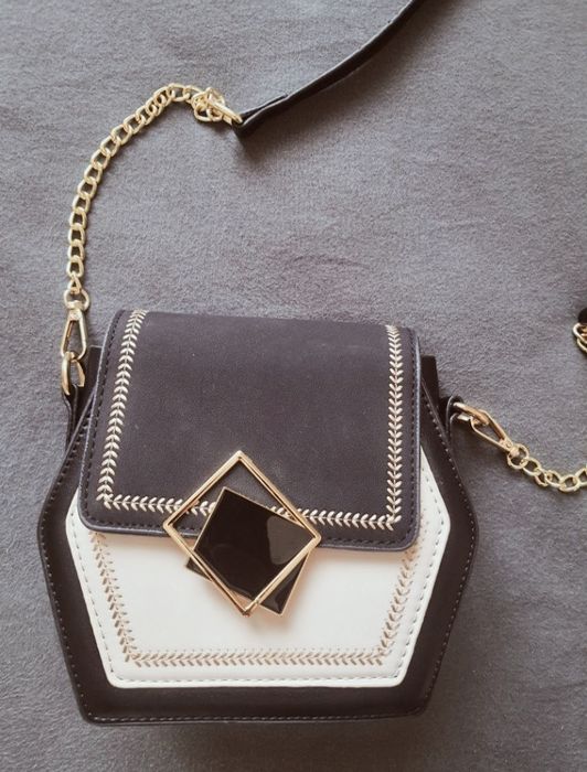 Дамска чанта със златисти елементи