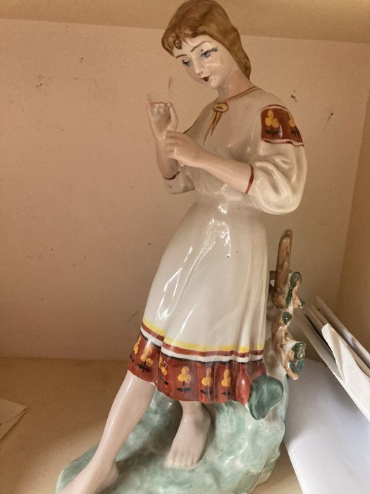 Форфоровая статуэтка девушка с цветком