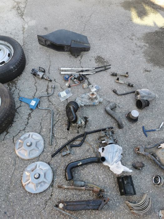 De vânzare mai multe piese de Dacia 1300