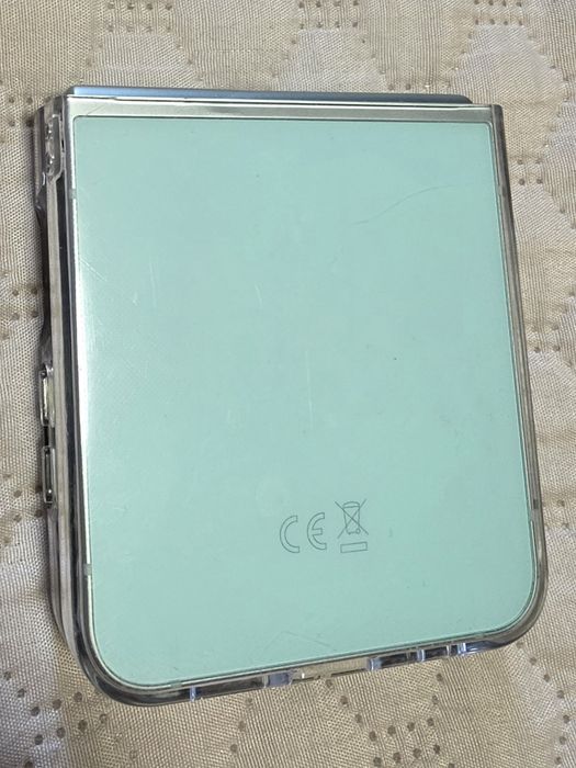 Продавам Samsung Galaxy Z Flip 6