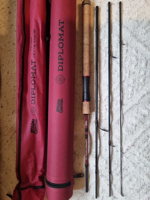 Vând lanseta spining