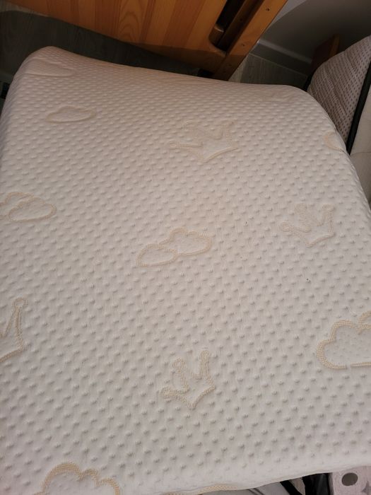 Patut din lemn si saltea