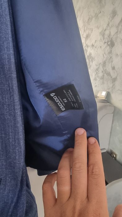 Costum escudo marimea 52 purtat o singura data