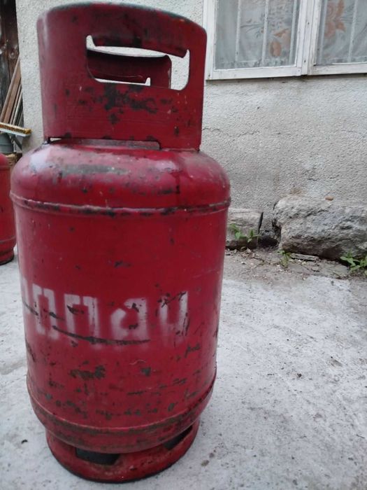 Продавам 2 газови бутилки -27 л.