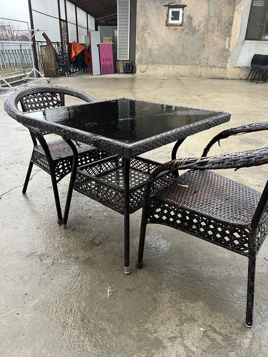 Стол ротанговой в хорошем состоянии