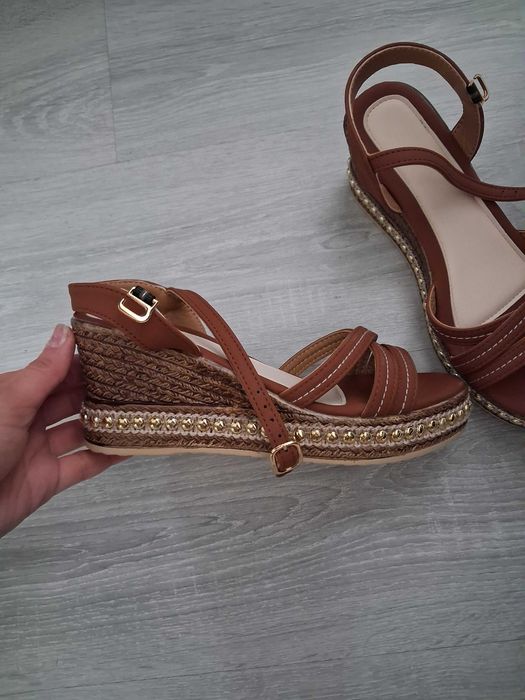 Чисто нови сандали