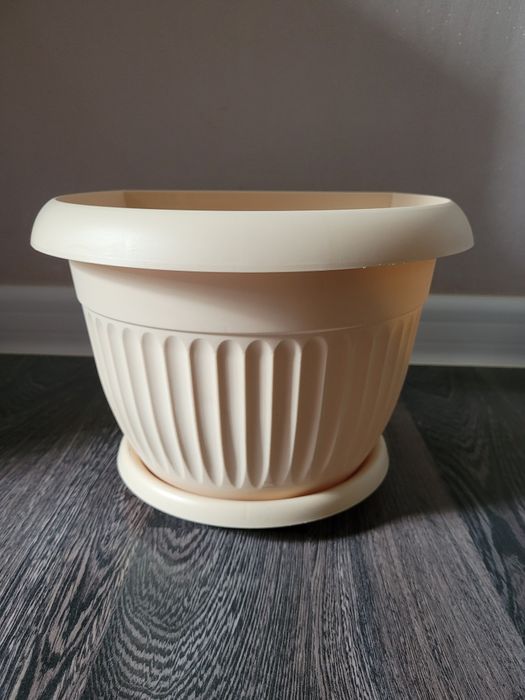 Продам комнатные горшки белые