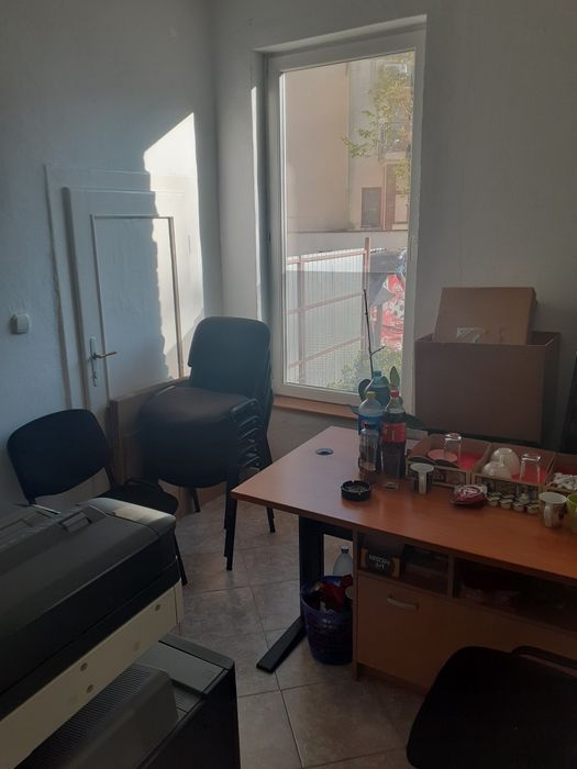 Dau in chirie apartament  la casa doua  camere plus una mica baie debara mobilat pt. birouri,curte acces auto,,ultracentral.
