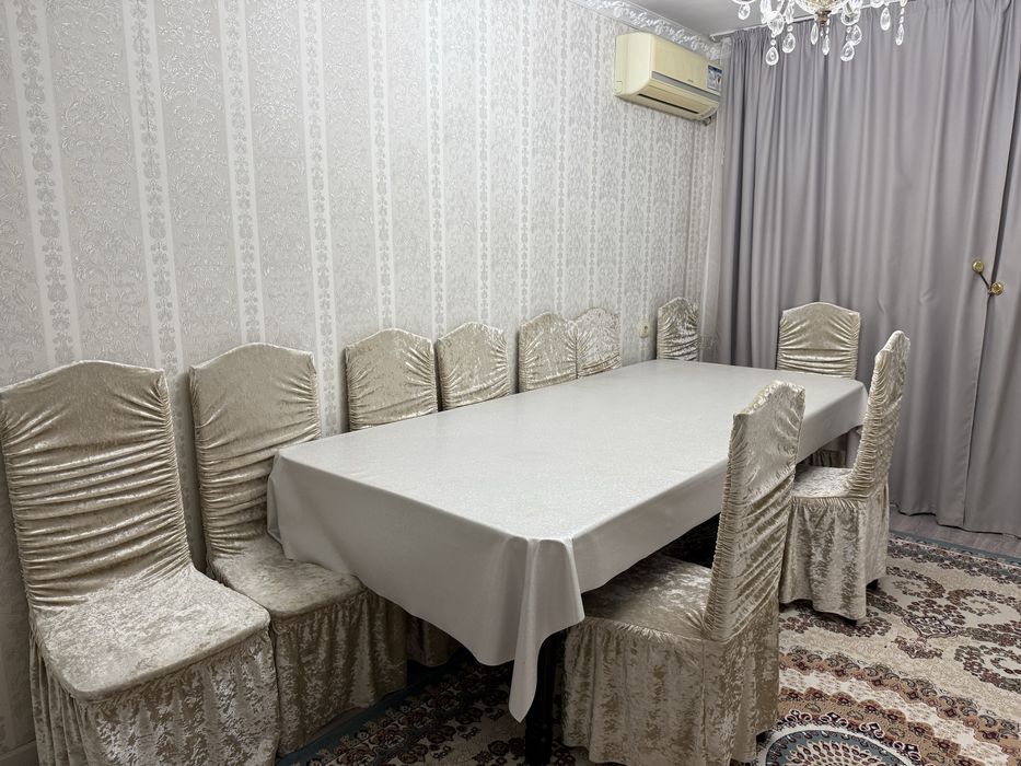 Продаётся деревянный стол со стульями и чехлом
