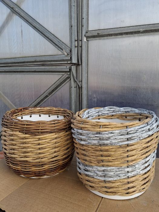 Кашпо из ротанга.